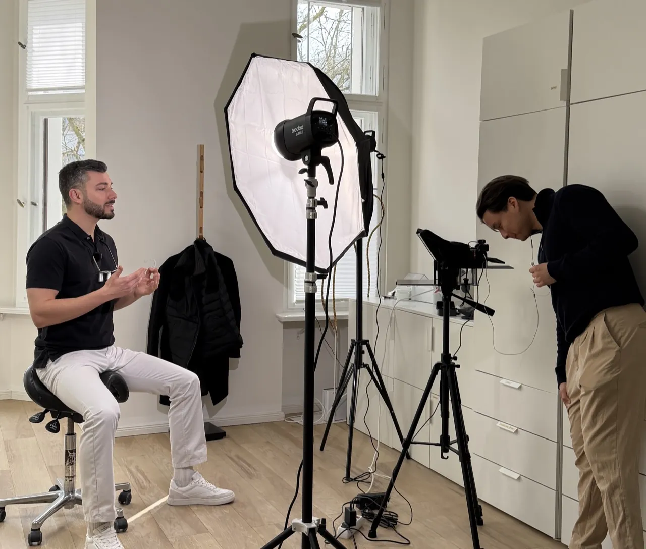 Making-of unseres Drehs im Zahnzentrum Tegel: Behandler vor Licht, Kamera und Teleprompter