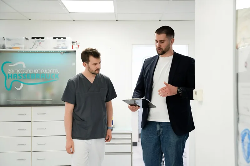 Marko Dejanovic von MarModify bespricht mit Philipp Hassebrauck in dessen Praxis die Bewerbungen auf dem Tablet