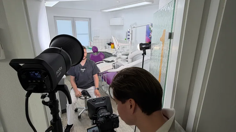 Moderne Zahnarztpraxis mit Behandlungsstuhl