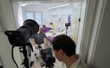 Zahnarztpraxis mit modernem Behandlungsstuhl