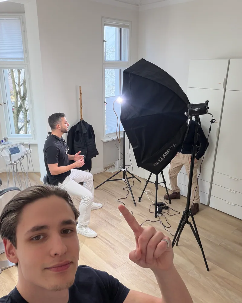 Drehszene in einer Praxis. Inhouse-Kameramann